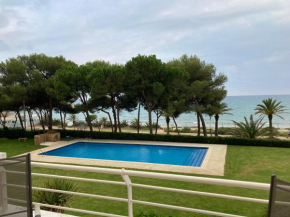 Apartment with great swimming pool & direct beach access